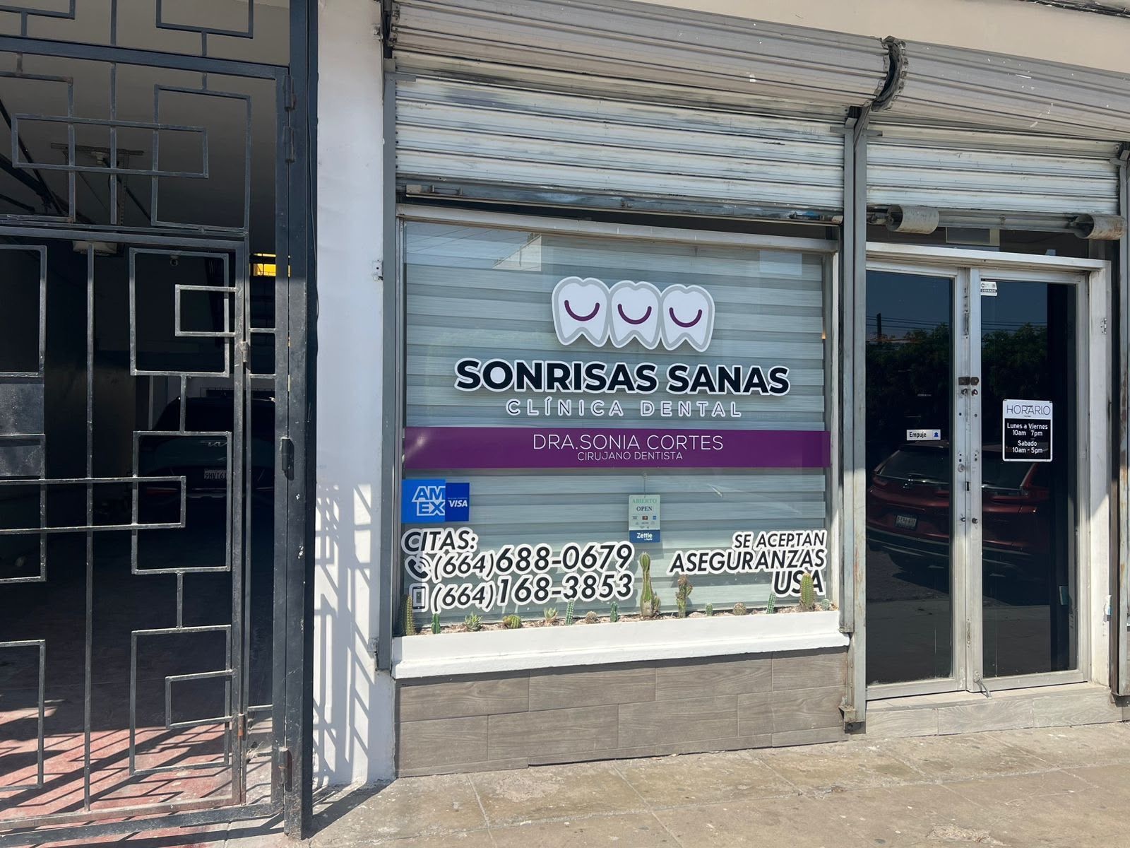 Fachada de Sonrisas Sanas Clínica Dental en C. 5 de Mayo 841